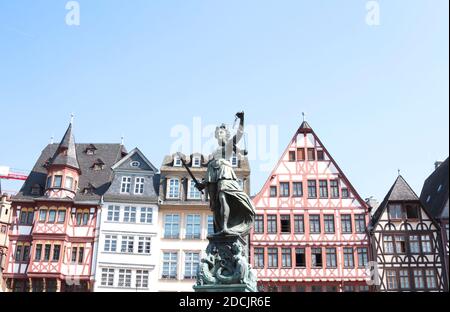 alte Stadt quadratische Romerberg mit Justitia Statue in Frankfurt Deutschland Stockfoto