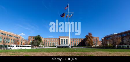 Silver Spring, MD, USA 11/10/2020: Außenansicht des Hauptsitzes der US Food and Drug Administration (FDA). Diese Bundesbehörde genehmigt Medikation Stockfoto