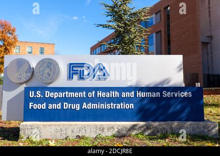 Silver Spring, MD, USA 11/10/2020: Außenansicht des Hauptsitzes der US Food and Drug Administration (FDA). Diese Bundesbehörde genehmigt Medikation Stockfoto