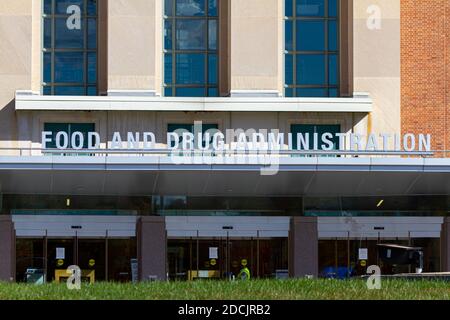 Silver Spring, MD, USA 11/10/2020: Außenansicht des Hauptsitzes der US Food and Drug Administration (FDA). Diese Bundesbehörde genehmigt Medikation Stockfoto