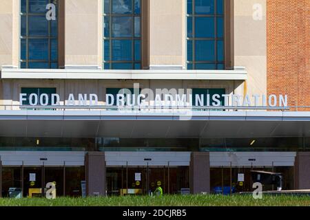 Silver Spring, MD, USA 11/10/2020: Außenansicht des Hauptsitzes der US Food and Drug Administration (FDA). Diese Bundesbehörde genehmigt Medikation Stockfoto