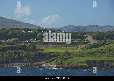 Leute, die gerne an der irischen Küste in der Nähe von Killybegs, County Donegal in Irland campen. Stockfoto