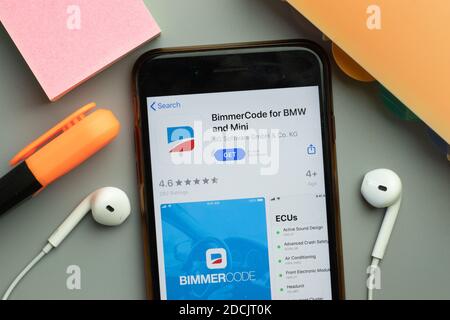 New York, USA - 7. November 2020: BimmerCode für BMW und Mini App Store Logo auf dem Telefonbildschirm, illustrative Editorial Stockfoto