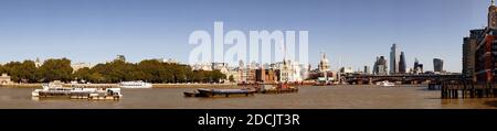 London/England - 18.September18.2020: Blick Richtung Osten entlang der Themse mit dem Leadenhall-Gebäude im Hintergrund, dem OXO-Turm rechts. Stockfoto