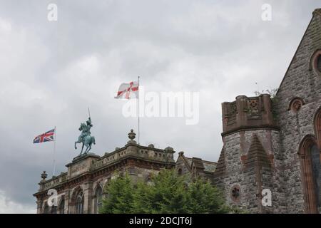 Belfast Orange Hall in der Clifton Street mit Statue des Königs william auf der Th.e-Spitze und Steinfassade in Belfast Nordirland. Stockfoto