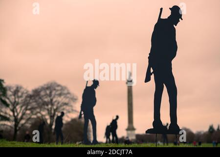 Waffenstillstand in Blenheim Palace, Oxfordshire, Großbritannien. Die Standing with Giants Installation von Soldatensilhouetten und riesigen Holzmohn Stockfoto