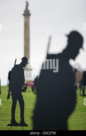 Waffenstillstand in Blenheim Palace, Oxfordshire, Großbritannien. Die Standing with Giants Installation von Soldatensilhouetten und riesigen Holzmohn Stockfoto