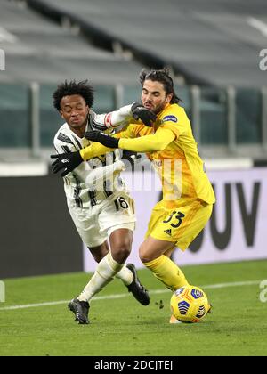 Allianz Stadion, Turin, Italien. November 2020. 16 Juan Guillermo Cuadrado Bello (JUVENTUS FC) gegen Riccardo Sottil (Cagliari) während des FC Juventus gegen Cagliari Calcio, Italienisches Fußballspiel Serie A - Foto Claudio Benedetto/LM Credit: Ettore Griffoni/Alamy Live News Stockfoto