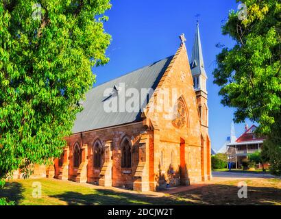 Katholische Kirche aus Sandstein im gotischen Stil in Dubbo Stadt Australien - Great Western Plains. Stockfoto