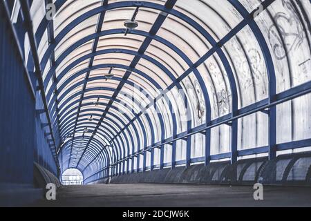 Fußgängerüberweg in der Stadt. Licht durchdringt Kunststofffenster, Metall ist blau lackiert Stockfoto