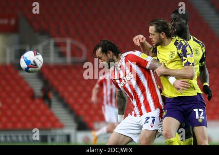 Stoke on Trent, Großbritannien. November 2020. Steven Fletcher von Stoke City schirmt den Ball ab. EFL Skybet Championship match, Stoke City gegen Huddersfield Town im bet365 Stadium in Stoke on Trent am Samstag, 21. November 2020. Dieses Bild darf nur für redaktionelle Zwecke verwendet werden. Nur redaktionelle Verwendung, Lizenz für kommerzielle Nutzung erforderlich. Keine Verwendung in Wetten, Spiele oder ein einzelner Club / Liga / Spieler Publikationen.pic von Chris Stading / Andrew Orchard Sport Fotografie / Alamy Live News Kredit: Andrew Orchard Sport Fotografie / Alamy Live News Stockfoto