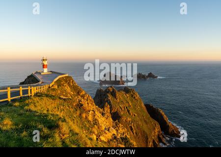 Der Leuchtturm Cabo Ortegal an der Küste Galiciens sonnenaufgang Stockfoto