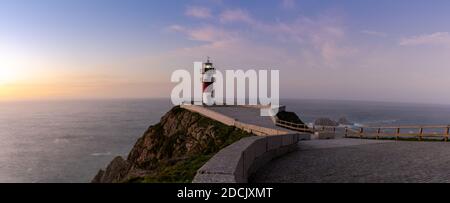 Ein Panorama des Leuchtturms Cabo Ortegal an der Küste Von Galicien bei Sonnenuntergang Stockfoto