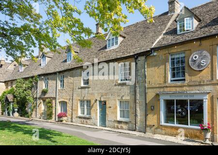 Restaurant und Häuser, Market Square, Stow-on-the-Wold, Gloucestershire, England, Großbritannien Stockfoto