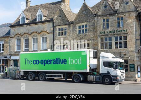 Kooperativer Lieferwagen außerhalb von Co-op Supermarkt Market Square, Stow-on-the-Wold, Gloucestershire, England, Vereinigtes Königreich Stockfoto