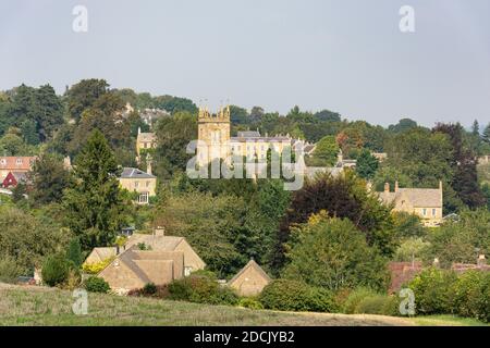 Blick auf das Dorf und die Kirche St. Peter & St. Paul, Blockley, Gloucestershire, England, Großbritannien Stockfoto