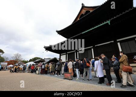 Kyoto, Japan. November 2020. Am Samstag, dem 21. November 2020, bilden die Menschen eine lange Schlange, um den Tofukuji-Tempel in Kyoto zu betreten. Die Menschen genossen farbenfrohe Herbstfärbung in Japans alter Hauptstadt inmitten des Ausbruchs des neuen Coronavirus. Quelle: Yoshio Tsunoda/AFLO/Alamy Live News Stockfoto