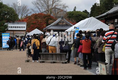 Kyoto, Japan. November 2020. Am Samstag, dem 21. November 2020, bilden die Menschen eine lange Schlange, um den Tofukuji-Tempel in Kyoto zu betreten. Die Menschen genossen farbenfrohe Herbstfärbung in Japans alter Hauptstadt inmitten des Ausbruchs des neuen Coronavirus. Quelle: Yoshio Tsunoda/AFLO/Alamy Live News Stockfoto