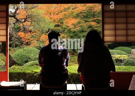 Kyoto, Japan. November 2020. Besucher genießen Herbstblätter im Unryuin Tempel in Kyoto am Samstag, 21. November 2020. Die Menschen genossen farbenfrohe Herbstfärbung in Japans alter Hauptstadt inmitten des Ausbruchs des neuen Coronavirus. Quelle: Yoshio Tsunoda/AFLO/Alamy Live News Stockfoto