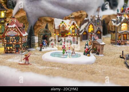 PARIS, FRANKREICH - 29. NOVEMBER 2019: Winterszene aus Keramikfiguren zu Weihnachten Stockfoto
