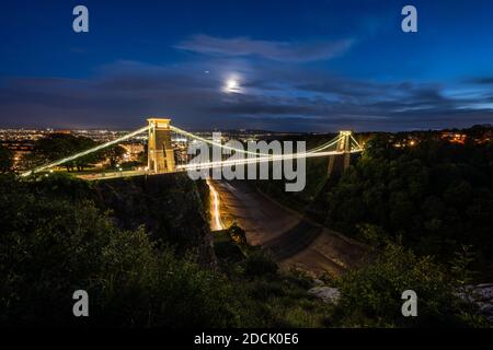 Die Clifton Suspension Bridge wird nachts über der Avon Gorge in Bristol beleuchtet. Stockfoto