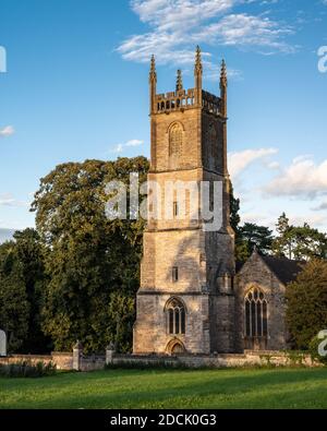 Die Abendsonne scheint auf dem traditionellen gotischen Turm der St. Leonard's Church in Tortworth, Gloucestershire. Stockfoto