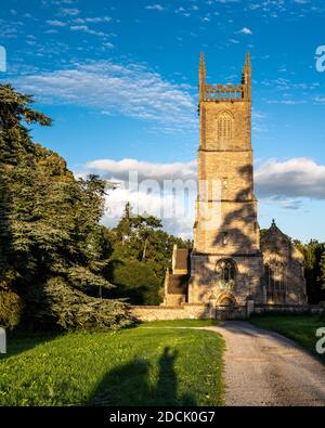 Die Abendsonne scheint auf dem traditionellen gotischen Turm der St. Leonard's Church in Tortworth, Gloucestershire. Stockfoto