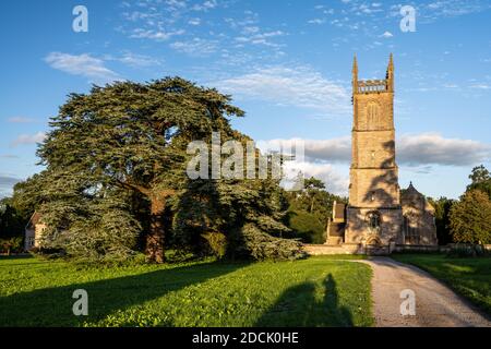 Die Abendsonne scheint auf dem traditionellen gotischen Turm der St. Leonard's Church in Tortworth, Gloucestershire. Stockfoto