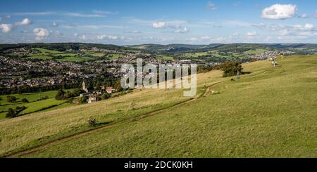 Auf dem Selsley Common oberhalb von Stroud in den hügeligen Cotswold Hills von Gloucestershire spazieren und spazieren Menschen mit Hunden. Stockfoto