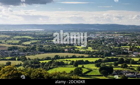 Die Sonne scheint auf die Stadt Stonehouse und die pastorale Landschaft des Severn Valley in Gloucestershire, mit dem Wald von Dean hinter. Stockfoto