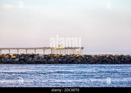 Blick auf die Küste mit der Mission Bay Channel Jetty und dem Ocean Beach Pier. San Diego, Kalifornien, USA. Stockfoto