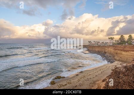 November Küstenaufgang im Sunset Cliffs Natural Park. San Diego, Kalifornien, USA. Stockfoto