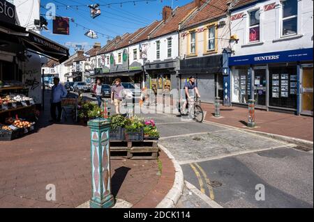 Auf der beliebten Einkaufsstraße St Mark's Road in Easton, Bristol, können Sie an unabhängigen Geschäften vorbeilaufen und Fahrrad fahren. Stockfoto