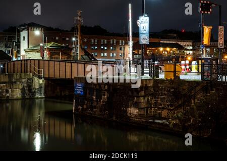 Die historische Prince's Street Swing Bridge wird nachts an den Docks des 'Floating Harbour' in Bristol beleuchtet. Stockfoto