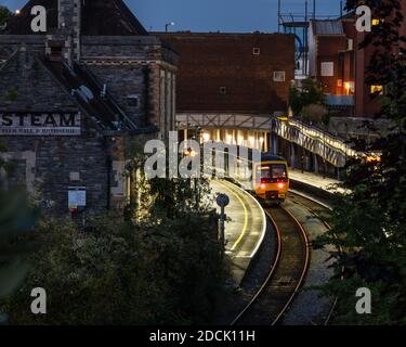 Ein Personenzug der GWR-Klasse 165 ruft an der Clifton Down Station der Severn Beach Line in den Vororten von Bristol an. Stockfoto