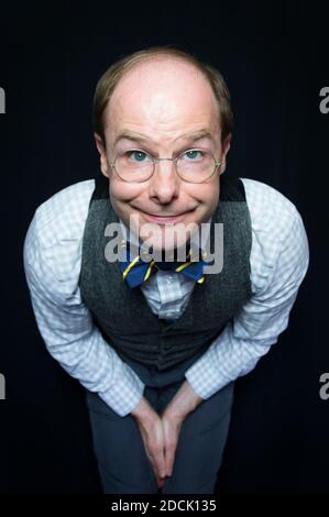 Portrait of man in Tweed Weste und Fliege lächelnd Süß Stockfoto