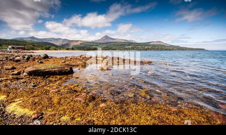 Goatfell Berg bietet die Kulisse für Brodick Bay auf der Isle of Arran in Schottland. Stockfoto