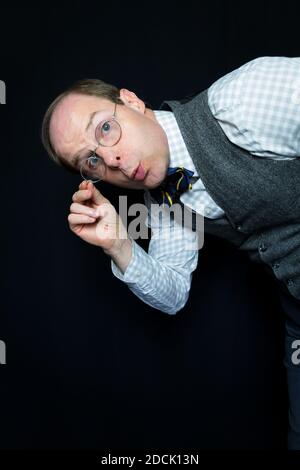 Portrait of man in Tweed Weste und Fliege suchen In Deine Seele Nerdily Stockfoto