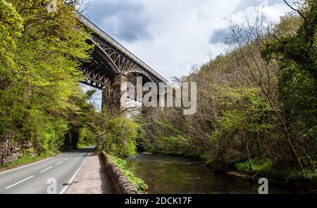 Die Zwillingsviadukte der ehemaligen Midland Railway, heute der Monsal Trail des National Cycle Network, durchqueren Millers Dale Valley hoch über dem Fluss Wye in Stockfoto