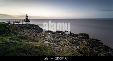 Die Wintersonne geht über dem Bristol Channel und South Wales unter, wie sie vom Battery Point in Portishead, Somerset, aus gesehen wird. Stockfoto