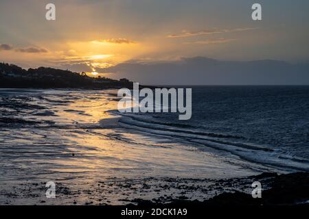 Die Wintersonne geht über der Gordano Round und dem Bristol Channel unter, von Battery Point in Portishead, Somerset aus gesehen. Stockfoto