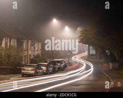 Bei einer nebligen Nacht in Eastville, Bristol, verlässt der Verkehr leichte Wege unter dem Royate Hill Viadukt. Stockfoto