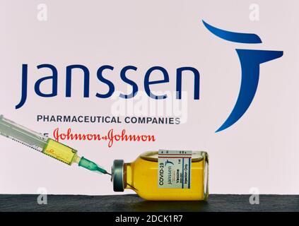 MALLORCA/SPANIEN - November 21 2020: Janssen Research Coronavirus (Covid 19) Impfstoff. Reihe von Impfstoffflaschen mit verschwommenem Janssen von Johnson & Johnson Stockfoto
