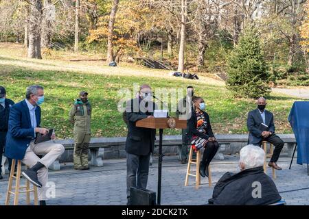 New York, NY - 21. November 2020: Autor Eric Washington spricht während der Namensgebung von Parks im St. Nicholas Park Stockfoto