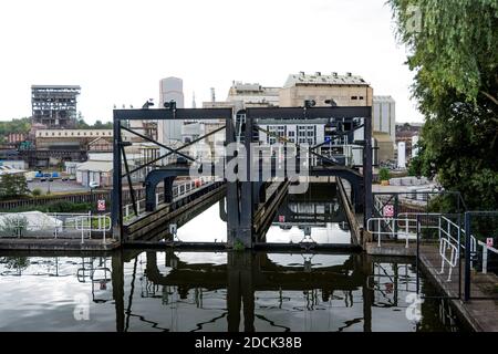 Warrington - UK 1. Oktober: Anderton Boat Lift am 1. Oktober 2020 ist der Anderton Boat Lift eine zwei-Caisson-Lift-Schleuse in der Nähe des Dorfes Anderton, Cheshire Stockfoto