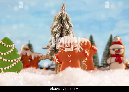 Weihnachts Lebkuchen. weihnachtsessen. Weihnachtsbonbons. Weihnachtsplätzchen. Lebkuchen Kekse im Schnee. Maskierter Mann Stockfoto