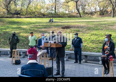 New York, Usa. November 2020. Autor Eric Washington spricht während der Namensgebung von Parks im St. Nicholas Park. Rasen im Park wurde nach James Baldwin benannt und Spielplatz nach Langston Hughes. (Foto von Lev Radin/Pacific Press) Quelle: Pacific Press Media Production Corp./Alamy Live News Stockfoto