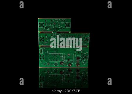 Leiterplatten-PCB für Elektronikprodukte, die auf dem isoliert sind Schwarzer Hintergrund Stockfoto