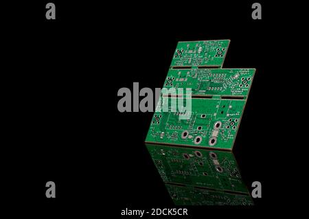 Leiterplatten-PCB für Elektronikprodukte, die auf dem isoliert sind Schwarzer Hintergrund Stockfoto