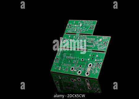 Leiterplatten-PCB für Elektronikprodukte, die auf dem isoliert sind Schwarzer Hintergrund Stockfoto